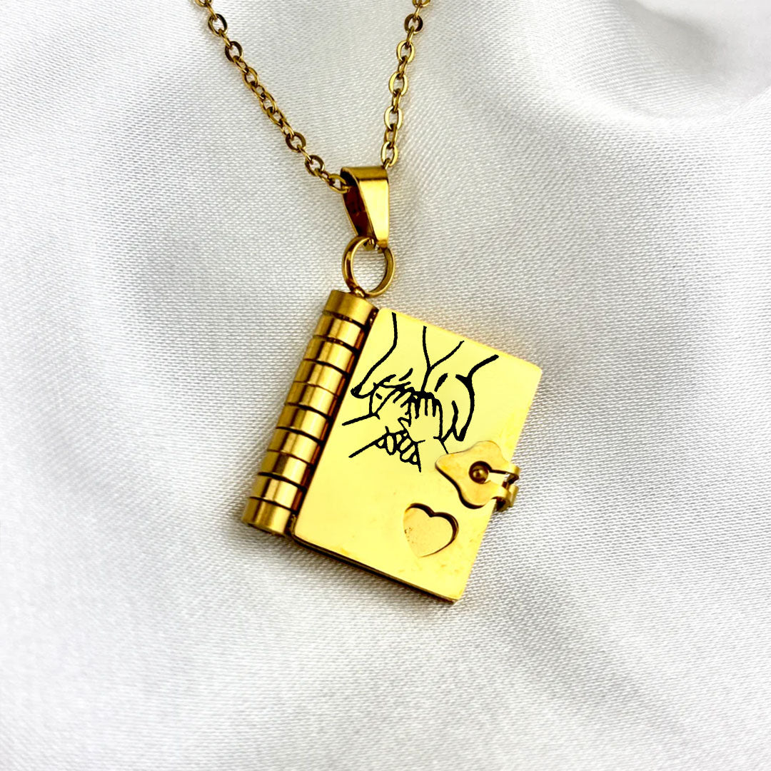 đȘmini Book Necklace - Evig kĂ€rlek ingraverad i mönster