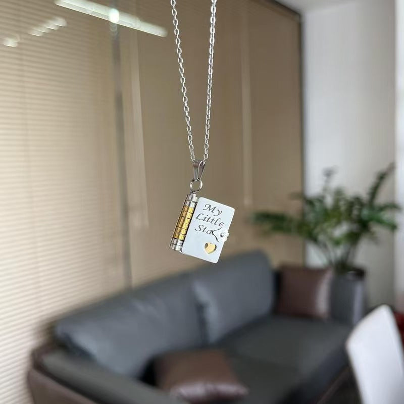 đȘmini Book Necklace - Evig kĂ€rlek ingraverad i mönster