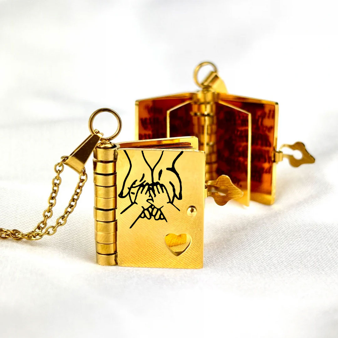 đȘmini Book Necklace - Evig kĂ€rlek ingraverad i mönster