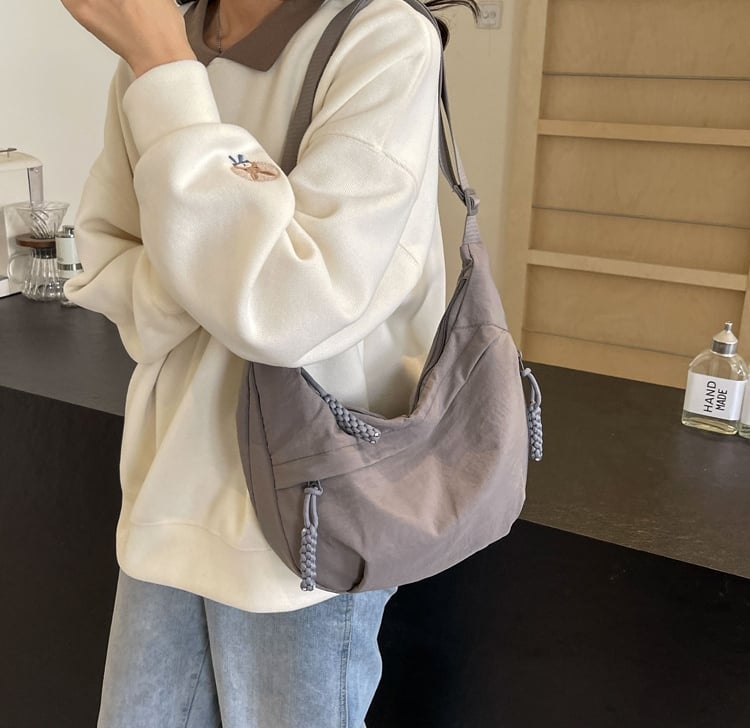 đ„Modern axelremsvĂ€ska i nylon i enfĂ€rgad designđ„