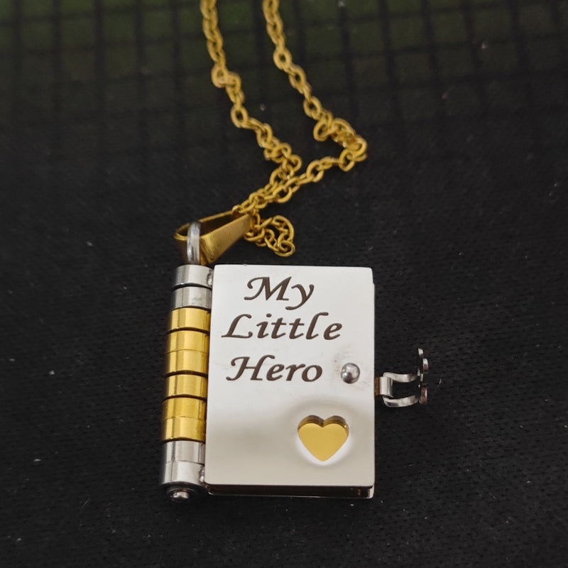đȘmini Book Necklace - Evig kĂ€rlek ingraverad i mönster