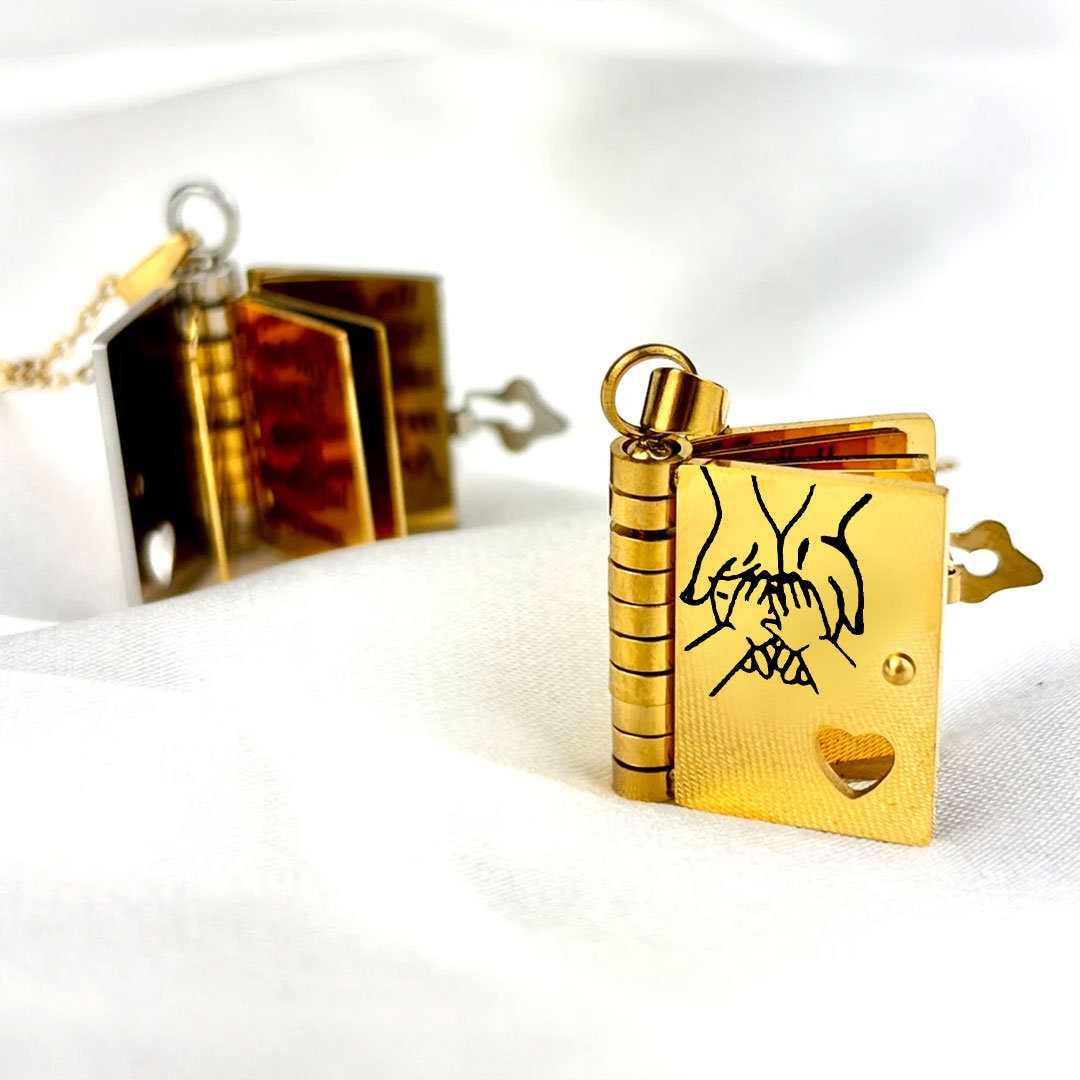 đȘmini Book Necklace - Evig kĂ€rlek ingraverad i mönster