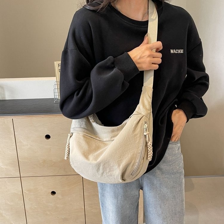 đ„Modern axelremsvĂ€ska i nylon i enfĂ€rgad designđ„