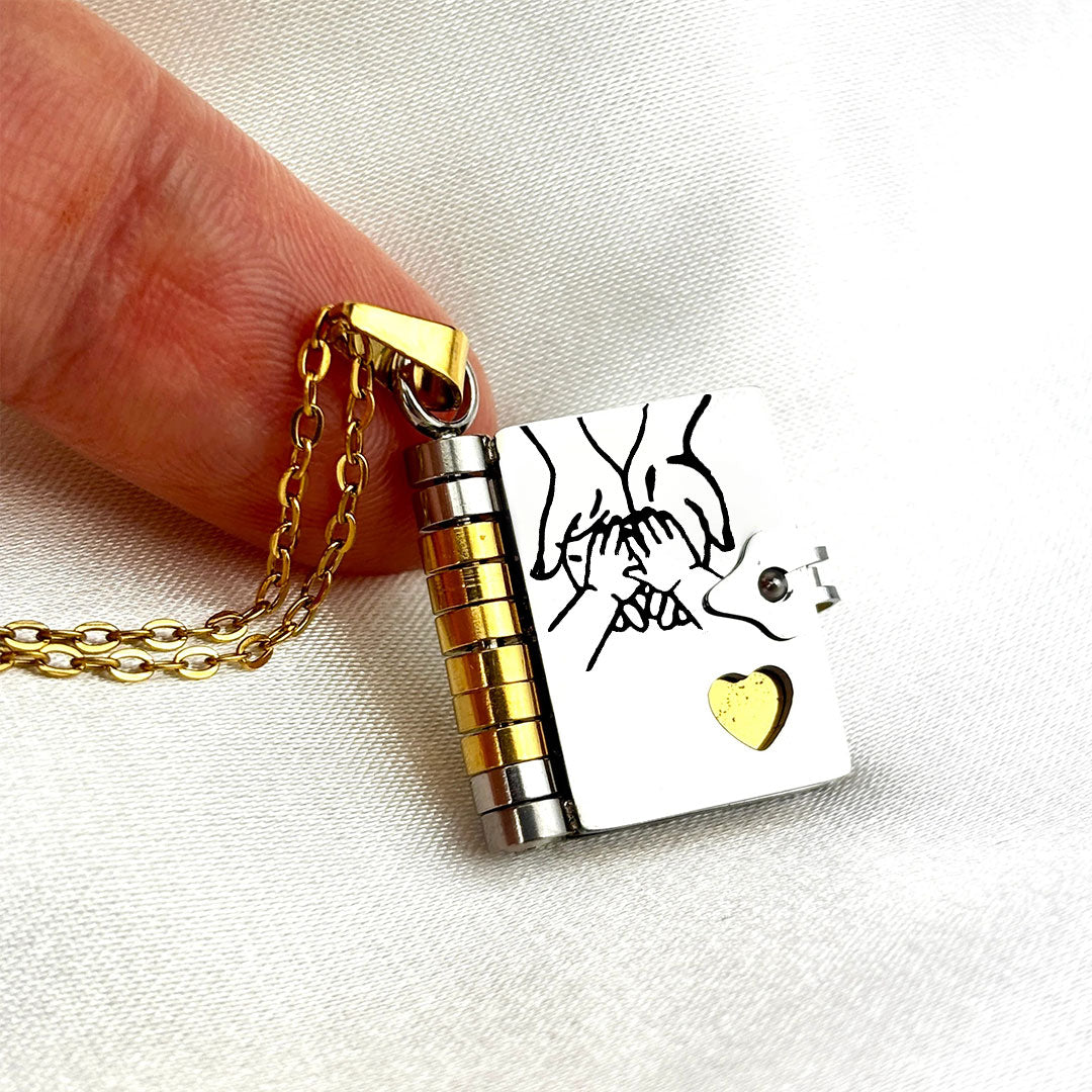 đȘmini Book Necklace - Evig kĂ€rlek ingraverad i mönster
