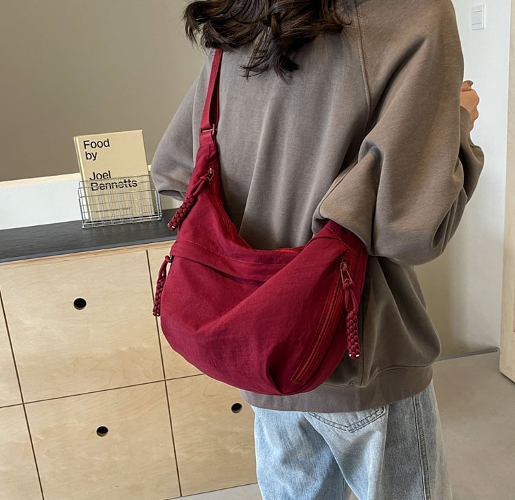 🔥Modern axelremsväska i nylon i enfärgad design🔥