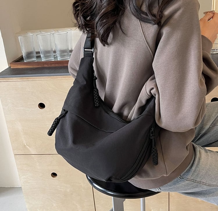 🔥Modern axelremsväska i nylon i enfärgad design🔥