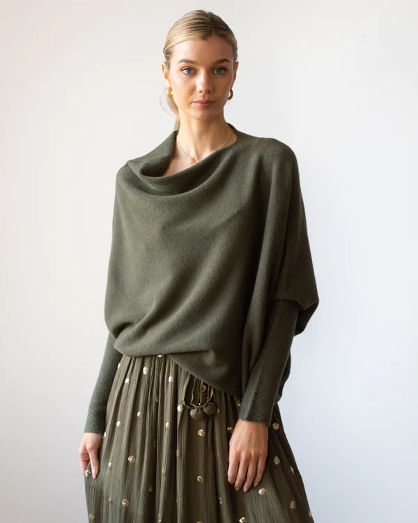 🌸Innovativa Asymmetriska Draperade Stickade Plagg