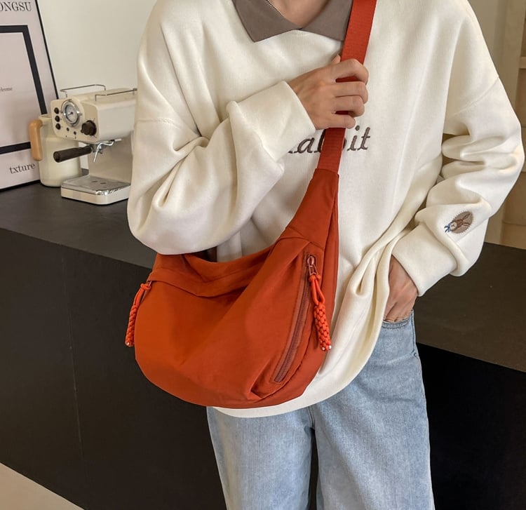 🔥Modern axelremsväska i nylon i enfärgad design🔥
