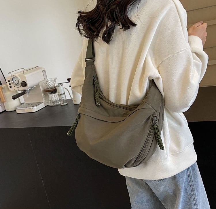 🔥Modern axelremsväska i nylon i enfärgad design🔥
