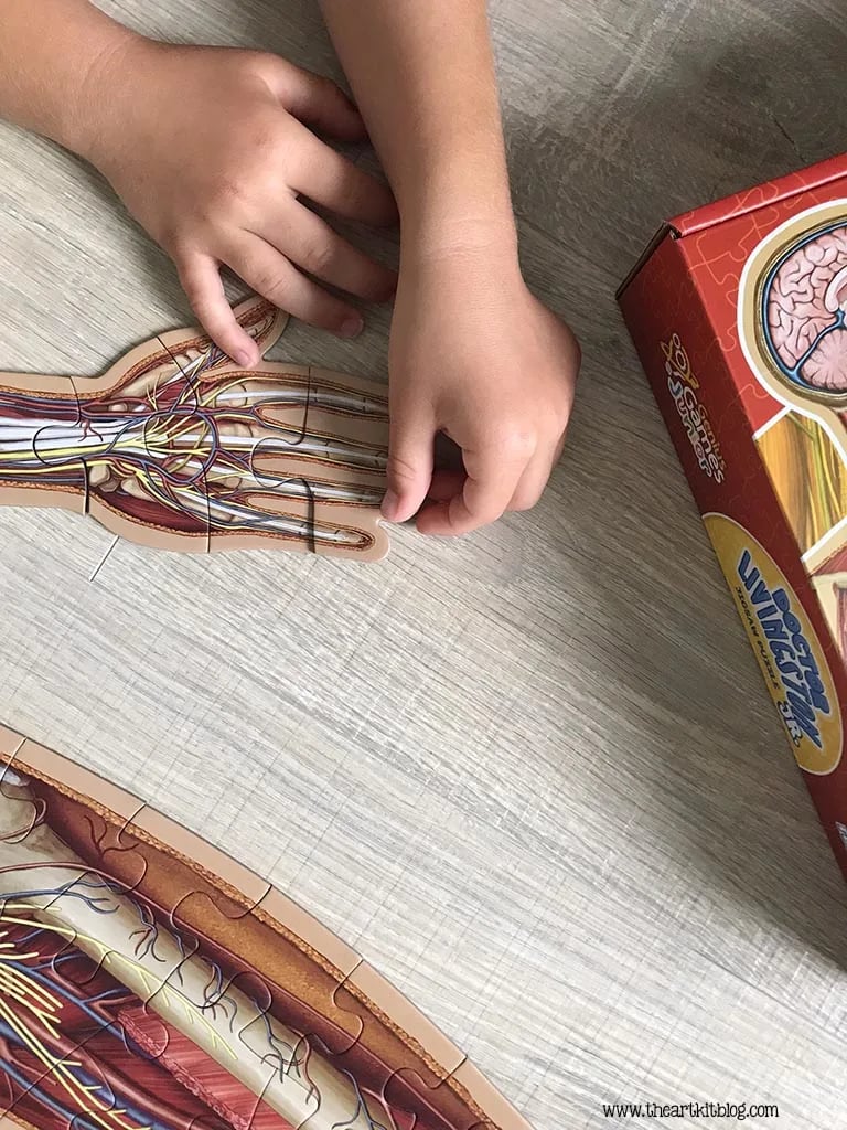 Golvpussel för barn med 100 bitar av människokroppen