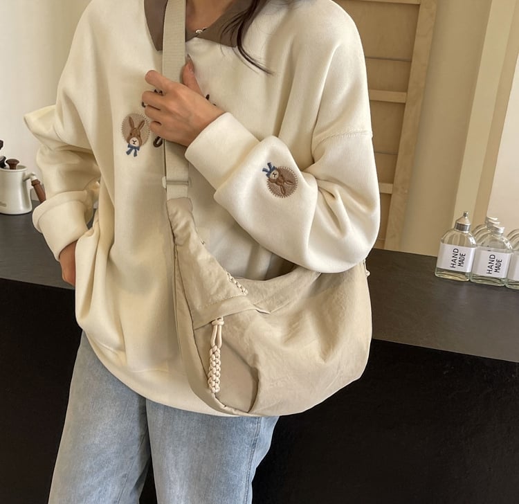 🔥Modern axelremsväska i nylon i enfärgad design🔥