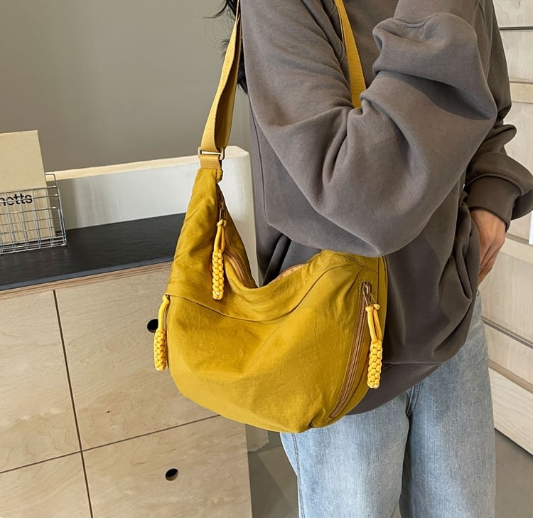 🔥Modern axelremsväska i nylon i enfärgad design🔥