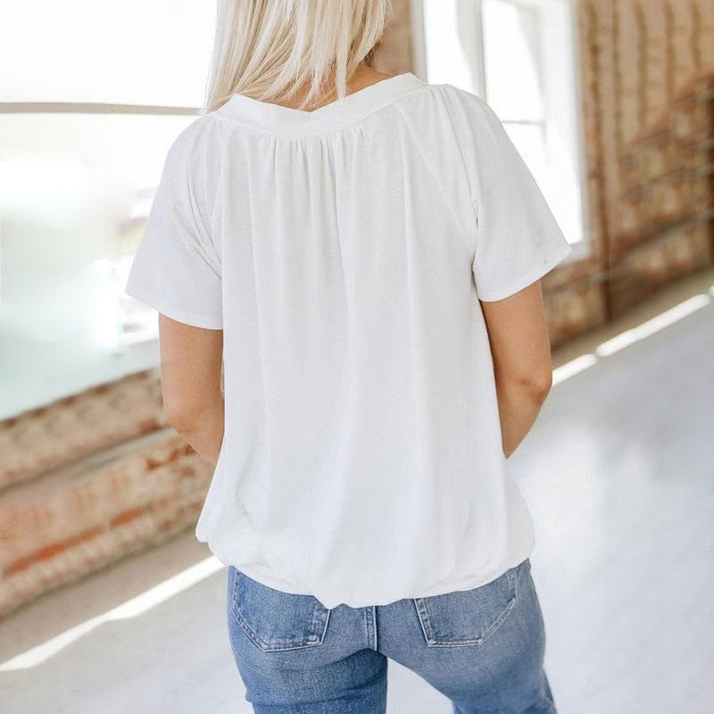 Veckad kortärmad T-shirt med V-ringning för kvinnor